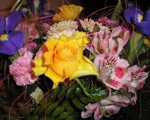 Превью обои розы, ирисы, альстромерия, цветы, букет, листья, оформление, крупный план