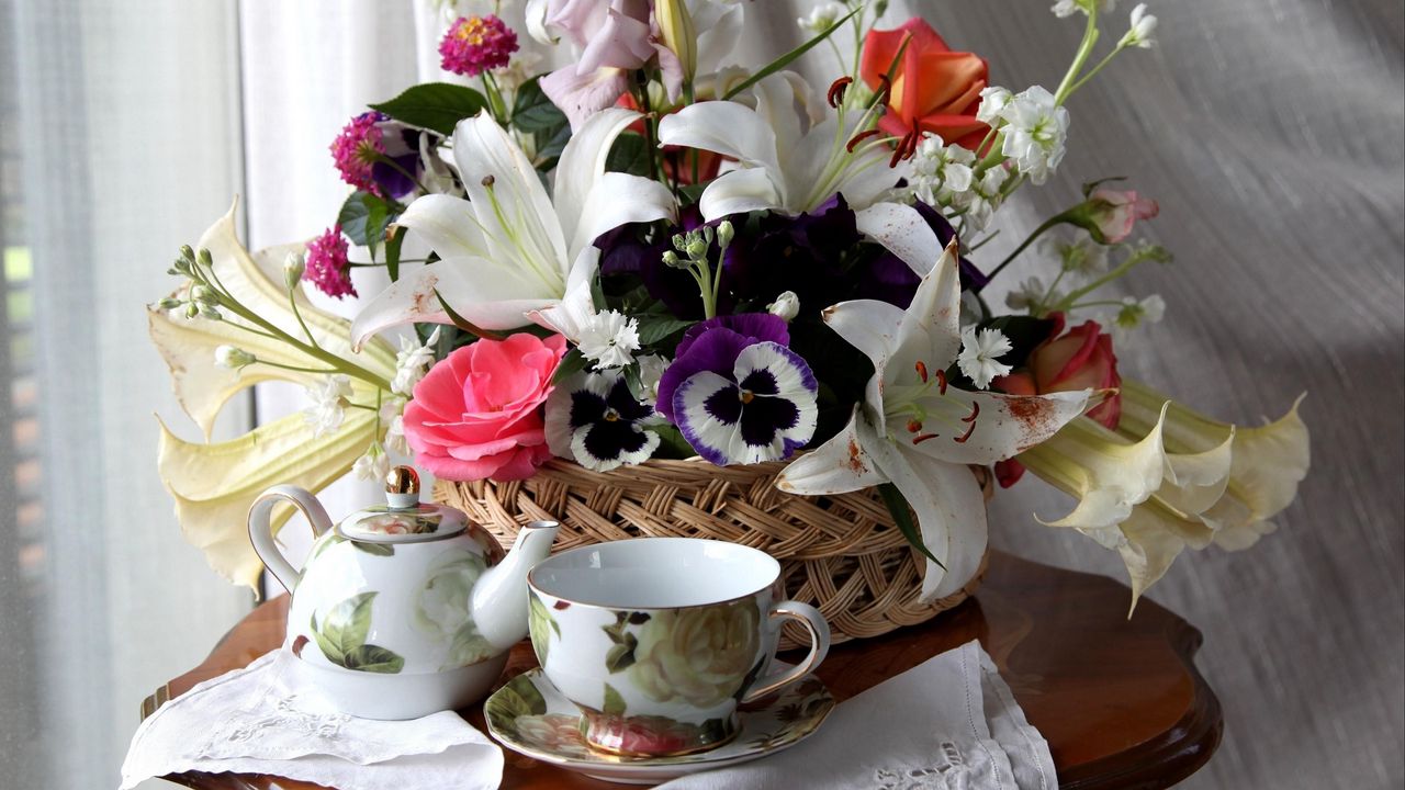 Обои розы, лилии, анютины глазки, цветы, корзина, стол, чай