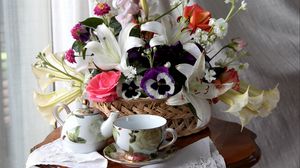 Превью обои розы, лилии, анютины глазки, цветы, корзина, стол, чай