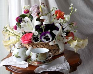 Превью обои розы, лилии, анютины глазки, цветы, корзина, стол, чай
