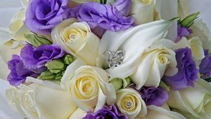 Превью обои розы, лизиантус рассела, цветы, букет, капли, украшения