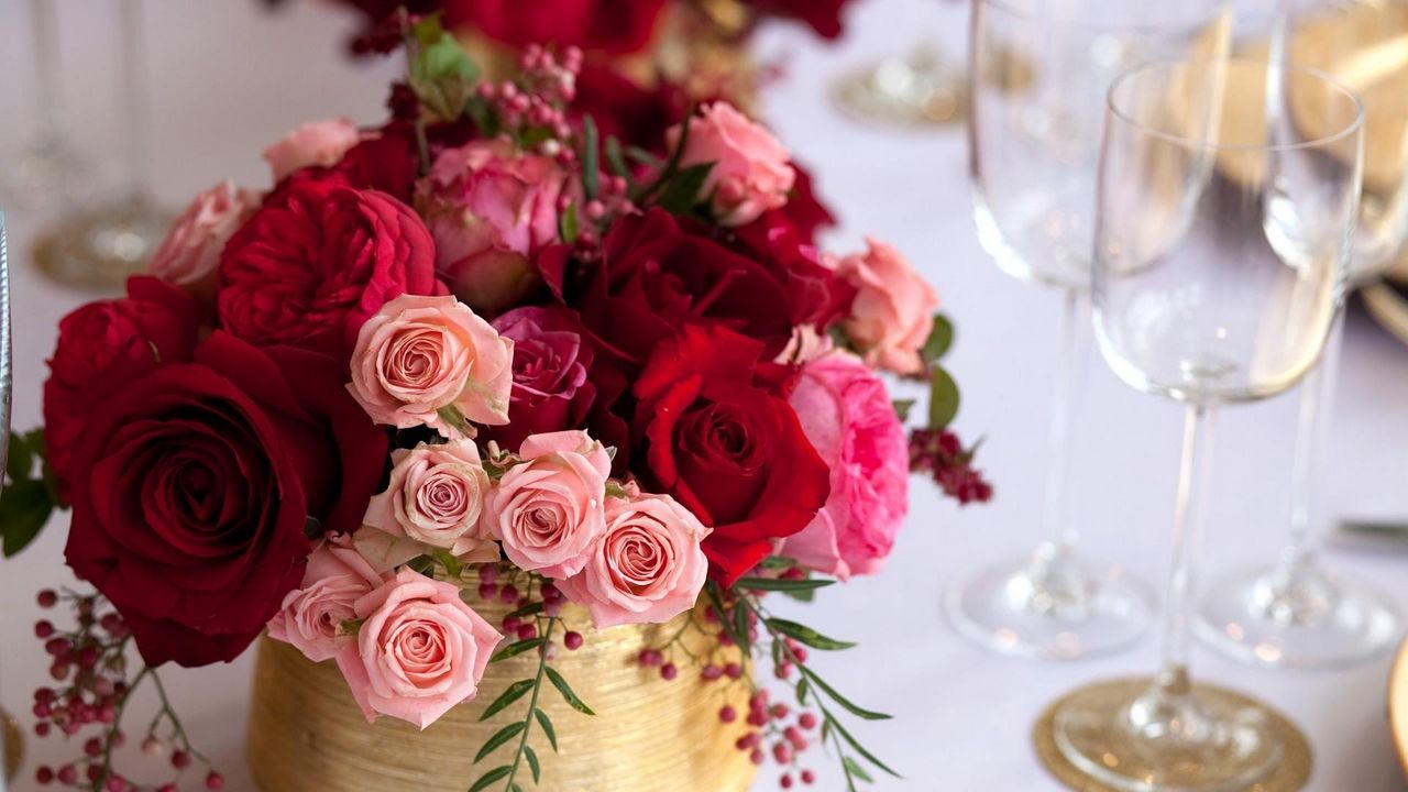 Обои розы, оформление, ягоды, фужеры, стол