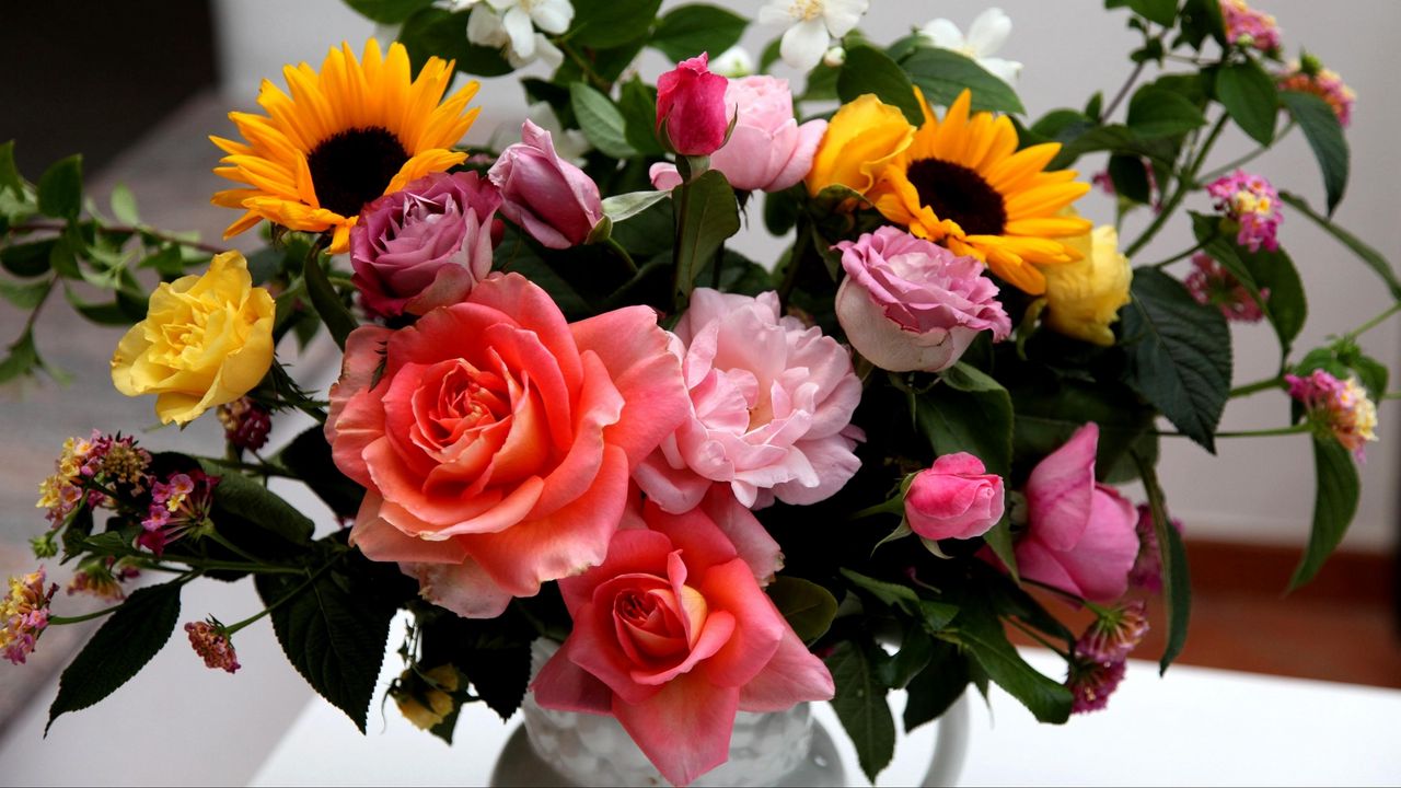 Обои розы, подсолнухи, жасмин, цветы, букет, композиция, ваза