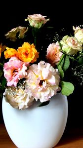 Превью обои розы, распущенные, букет, гипсофил, ваза, стол