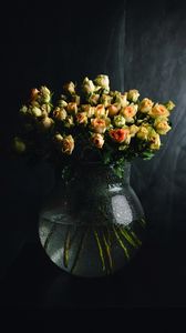 Превью обои розы, цветы, букет, ваза, темный