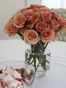 Превью обои розы, цветы, букет, ваза, конфеты