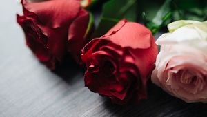 Превью обои розы, цветы, букет, дерево, поверхность