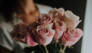 Превью обои розы, цветы, букет, девушка, размытие