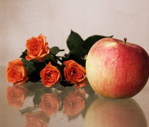Превью обои розы, цветы, букет, яблоко, отражение