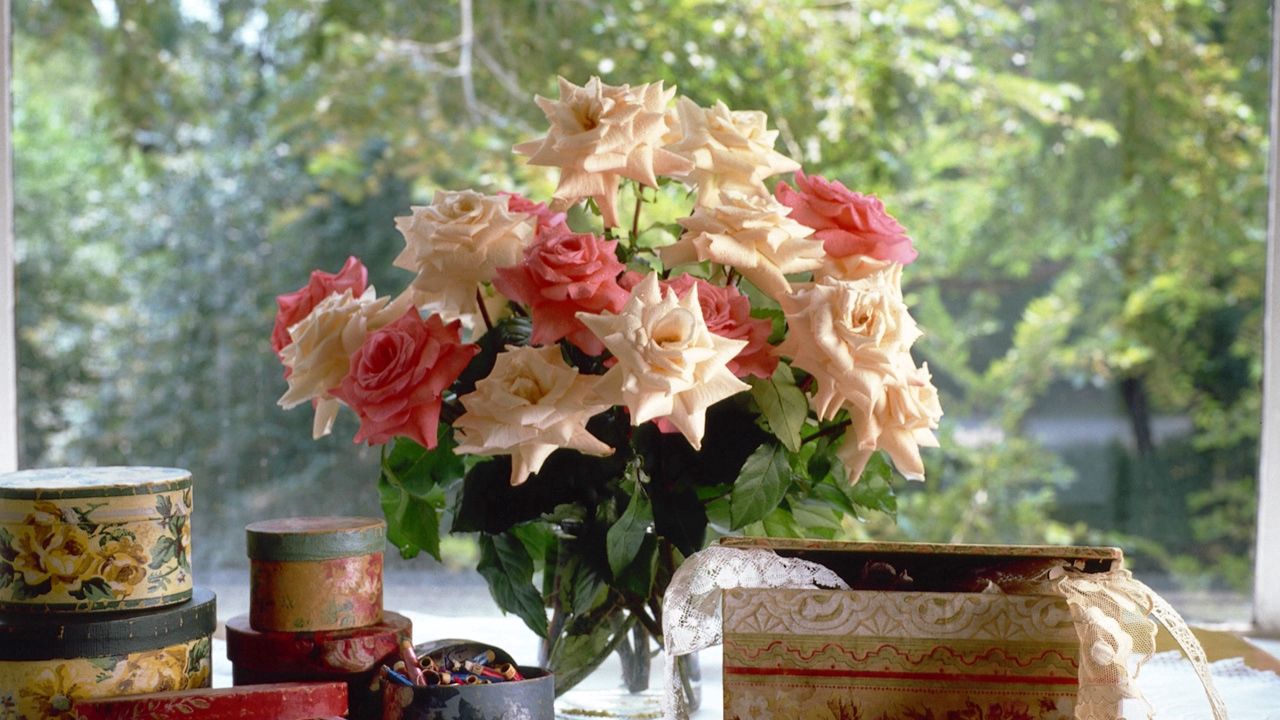 Обои розы, цветы, букет, ваза, окно, шкатулки, салфетка, раритет, старина