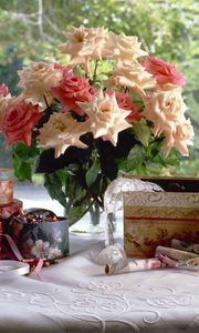 Превью обои розы, цветы, букет, ваза, окно, шкатулки, салфетка, раритет, старина