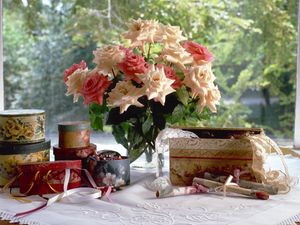 Превью обои розы, цветы, букет, ваза, окно, шкатулки, салфетка, раритет, старина