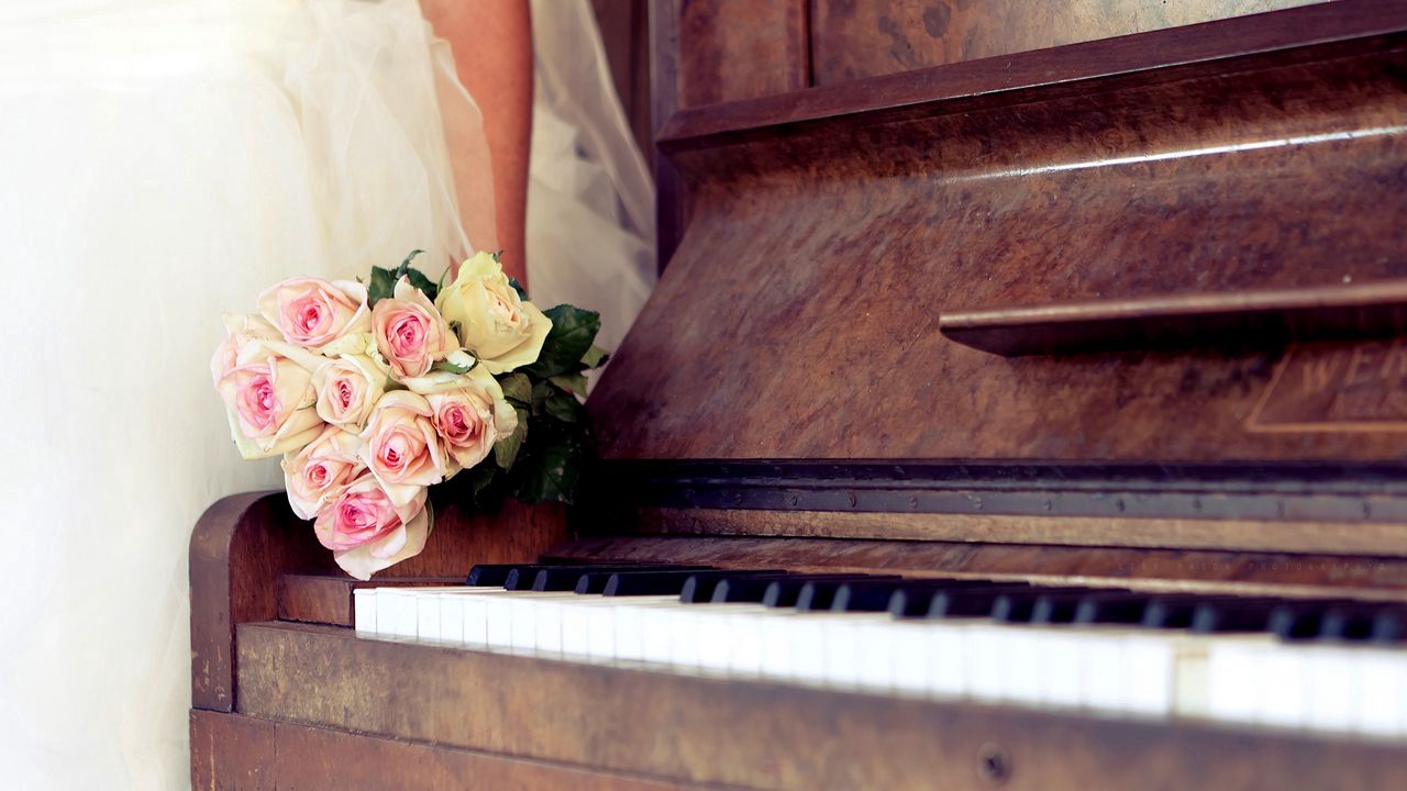 Обои розы, цветы, букет, пианино, музыка, невеста