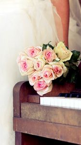 Превью обои розы, цветы, букет, пианино, музыка, невеста