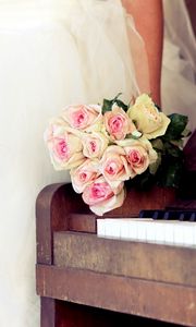 Превью обои розы, цветы, букет, пианино, музыка, невеста
