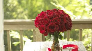 Превью обои розы, цветы, букет, конфеты, сердце, лента, веранда