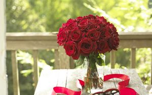 Превью обои розы, цветы, букет, конфеты, сердце, лента, веранда