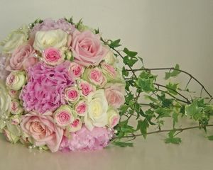 Превью обои розы, цветы, букет, бусинки, оформление, зелень, ветки, красиво