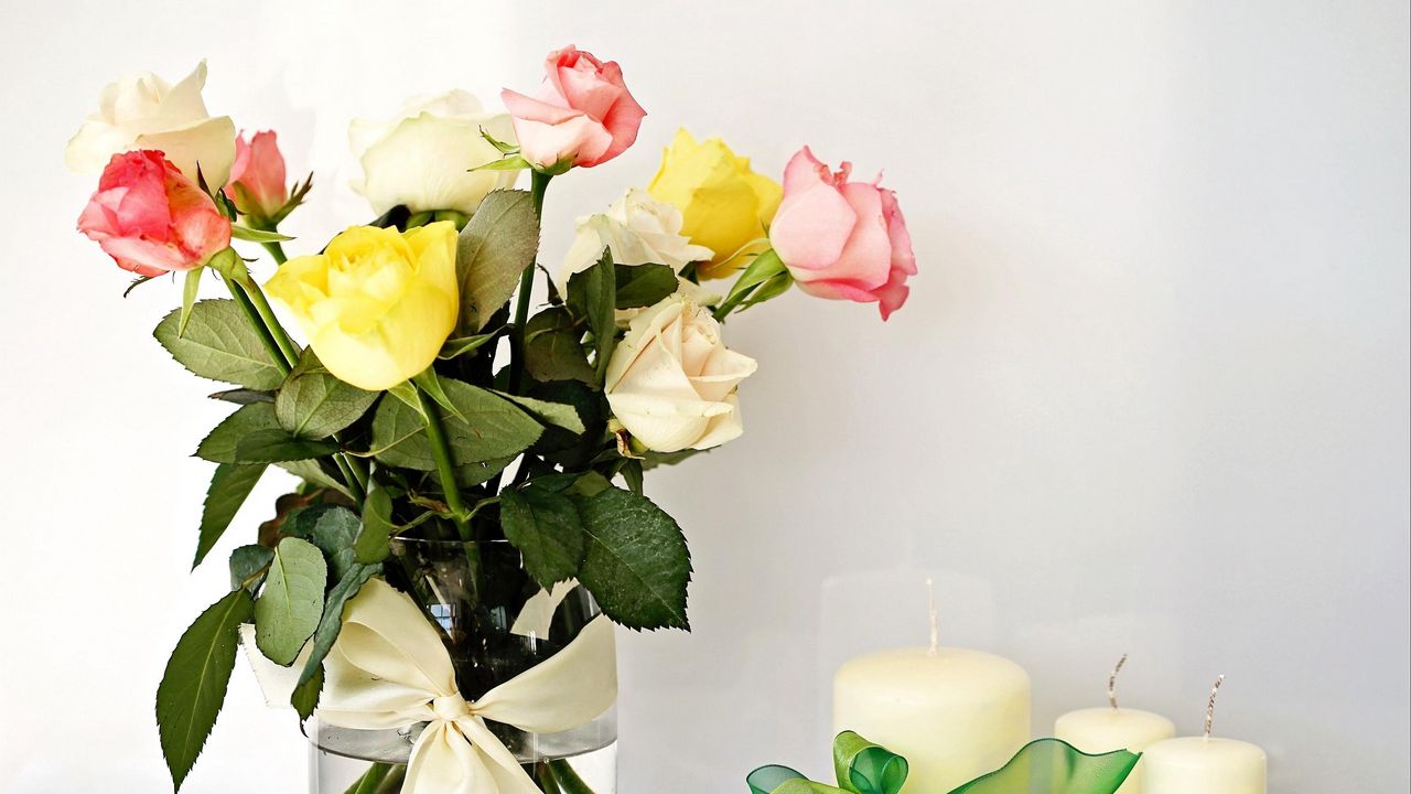 Обои розы, цветы, букет, бант, ваза, свечи