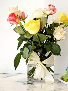 Превью обои розы, цветы, букет, бант, ваза, свечи