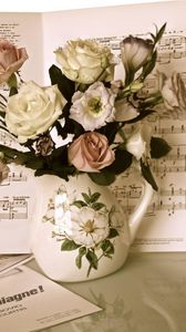 Превью обои розы, цветы, букет, кувшин, ноты, стол