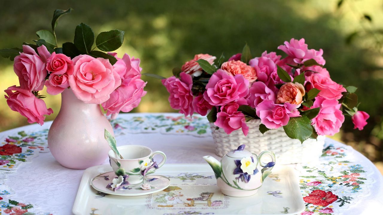Обои розы, цветы, букеты, ваза, корзина, стол, сервиз, скатерть, чаепитие