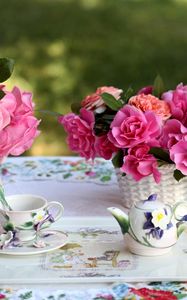 Превью обои розы, цветы, букеты, ваза, корзина, стол, сервиз, скатерть, чаепитие