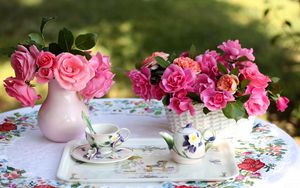 Превью обои розы, цветы, букеты, ваза, корзина, стол, сервиз, скатерть, чаепитие