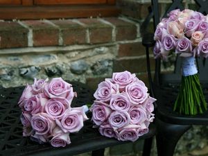 Превью обои розы, цветы, букеты, три, скамейка, стул