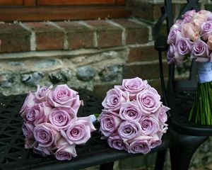 Превью обои розы, цветы, букеты, три, скамейка, стул