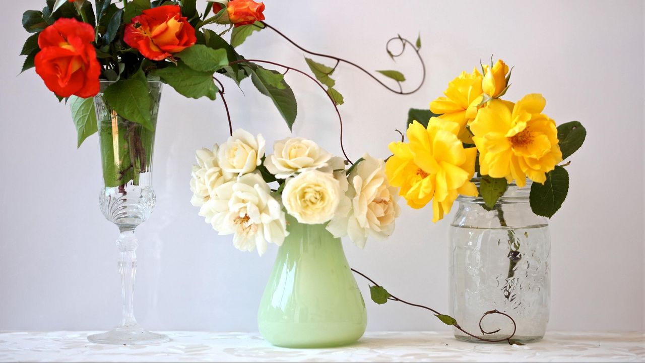 Обои розы, цветы, букеты, три, разные, вазы, фужер