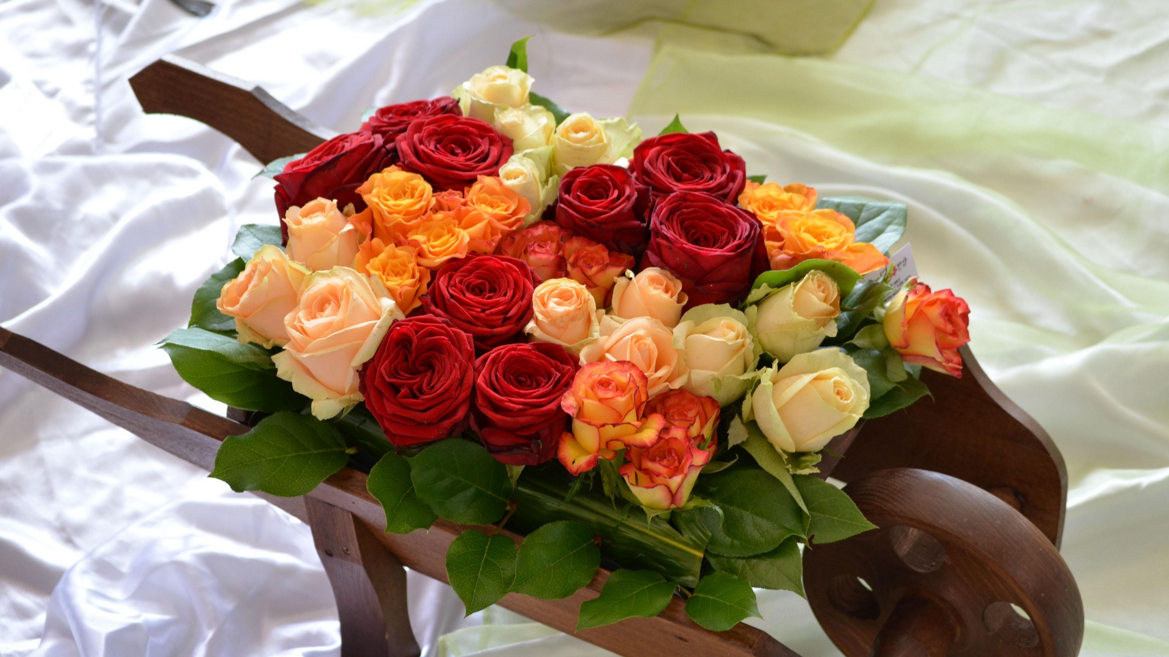 Голая Волочкова снялась в постели с розами (фото)
