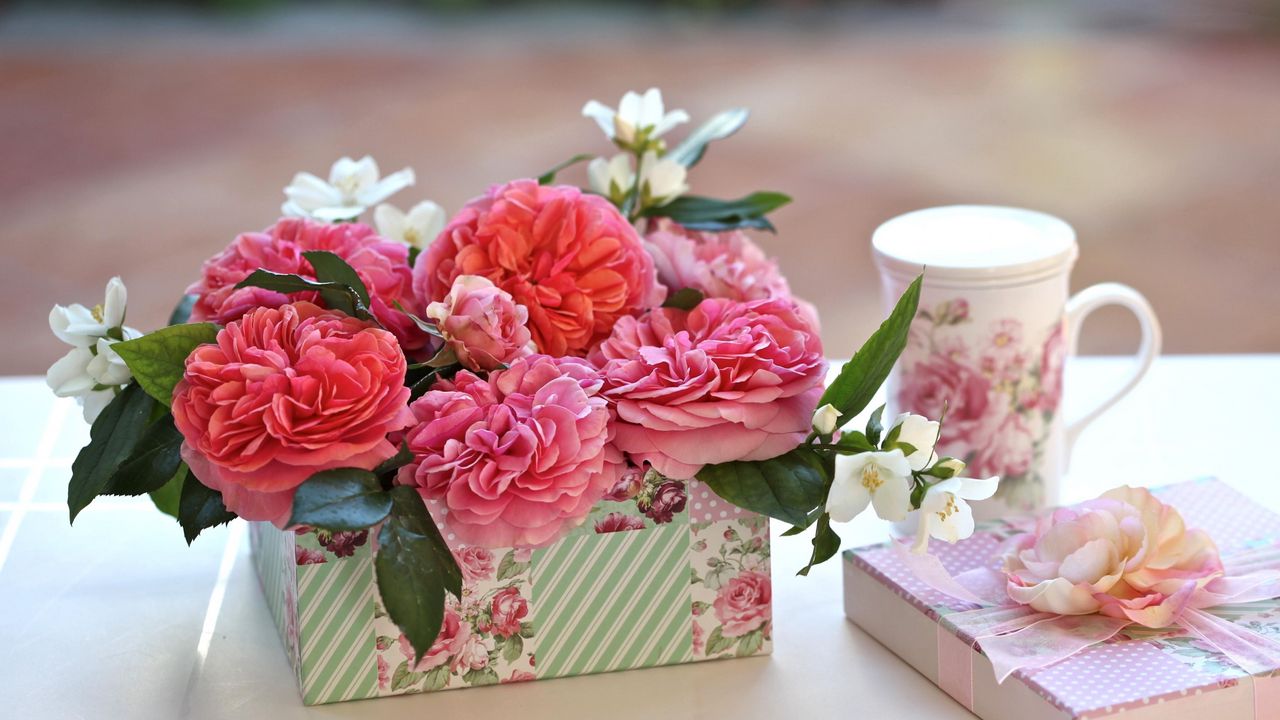 Обои розы, цветы, бутоны, коробочка, подарок, сюрприз, чашка