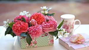 Превью обои розы, цветы, бутоны, коробочка, подарок, сюрприз, чашка