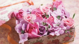 Превью обои розы, цветы, коробочка, лента, подарок