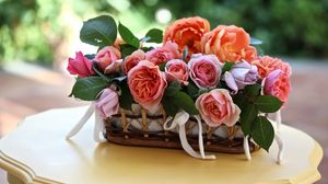 Превью обои розы, цветы, распущенные, корзина, листья, стол