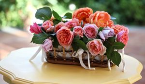 Превью обои розы, цветы, распущенные, корзина, листья, стол