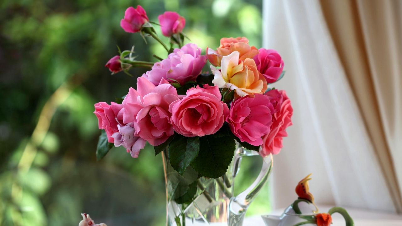 Обои розы, цветы, садовые, кружка, стол