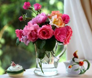 Превью обои розы, цветы, садовые, кружка, стол