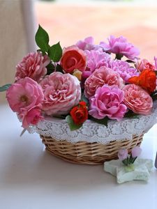 Превью обои розы, цветы, садовые, корзинка, салфетка, поделки