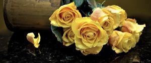 Превью обои розы, цветы, ваза, поверхность, листья, желтые