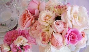Превью обои розы, цветы, ваза, букет, стол, сервировка