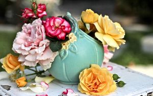 Превью обои розы, цветы, ваза, лепестки, стол, размытость