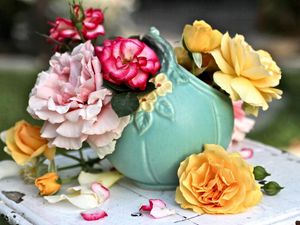 Превью обои розы, цветы, ваза, лепестки, стол, размытость