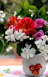 Превью обои розы, жасмин, цветы, ветки, листья, букет, кувшин, стол