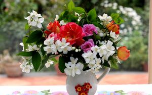 Превью обои розы, жасмин, цветы, ветки, листья, букет, кувшин, стол