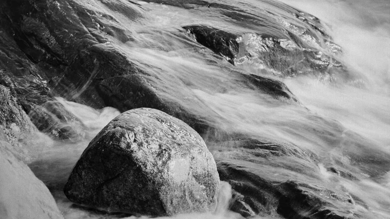 Обои ручей, камни, вода, поток, черно-белый