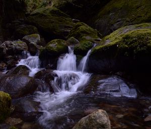 Превью обои ручей, камни, водопад, мох, природа