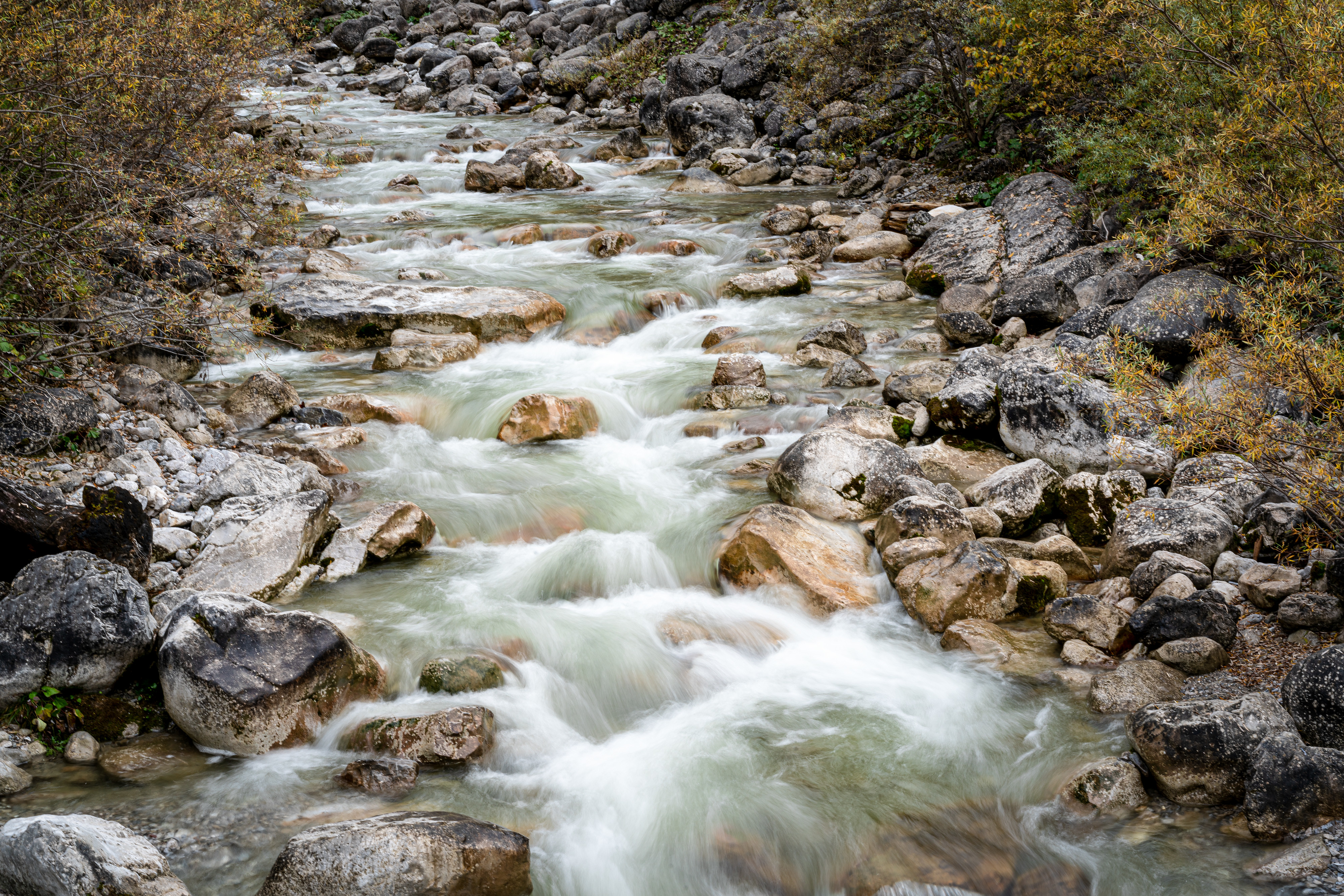 Ручей с каскадом. Каскад водопадов. Ручей фото. Водопады каскады с камнями и горами.