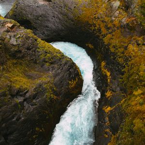 Превью обои ручей, скалы, мох, вода